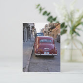 Een klassieke rode Peugeot-auto geparkeerd op stra Briefkaart (Staand voorkant)