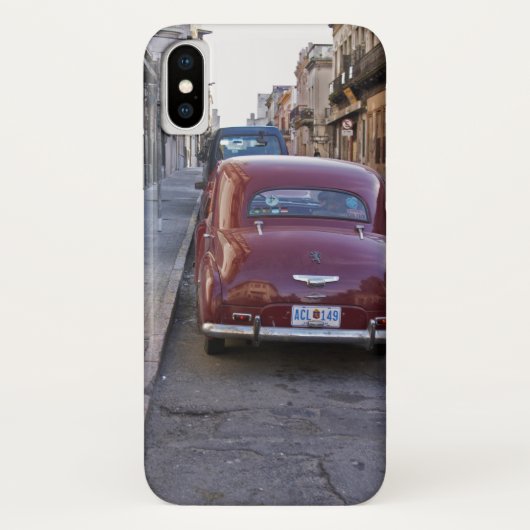 Een klassieke rode Peugeot-auto geparkeerd op stra Case-Mate iPhone Case (Achterkant)