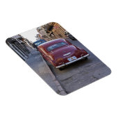 Een klassieke rode Peugeot-auto geparkeerd op stra Magneet (Rechterzijde)