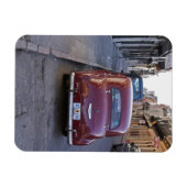 Een klassieke rode Peugeot-auto geparkeerd op stra Magneet (Horizontaal)