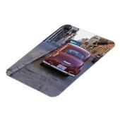 Een klassieke rode Peugeot-auto geparkeerd op stra Magneet (Linkerzijde)