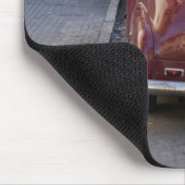 Een klassieke rode Peugeot-auto geparkeerd op stra Muismat (Hoek)