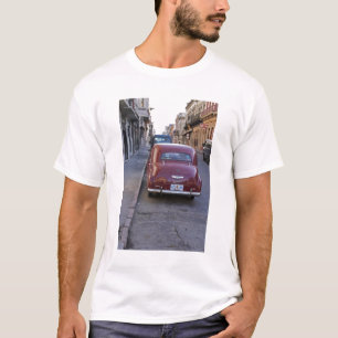 Een klassieke rode Peugeot-auto geparkeerd op stra T-shirt