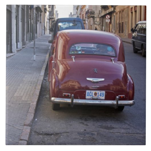 Een klassieke rode Peugeot-auto geparkeerd op stra Tegeltje (Voorkant)