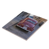 Een klassieke rode Peugeot-auto geparkeerd op stra Tegeltje (Zijkant)