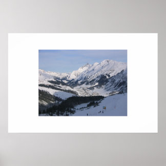 Een klein alpendorp omkijken poster