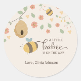 Een klein babee is onderweg, bijen baby shower ronde sticker
