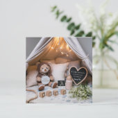 Een klein beer zwangerschapsaankondiging feestdagenkaart (Staand voorkant)