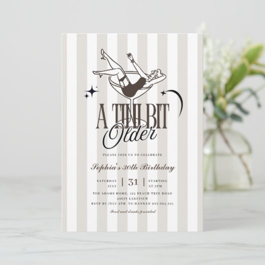 Een klein beetje ouder espresso meisje in martini  kaart (Staand voorkant)