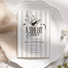 Een klein beetje ouder espresso meisje in martini  kaart