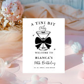 Een klein beetje ouder martini verjaardag welkomst reclamebord met voetstuk