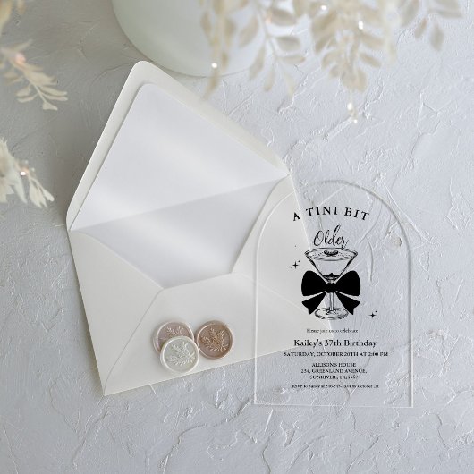 Een klein beetje ouder Martini verjaardagsfeestje Acryl Uitnodigingen