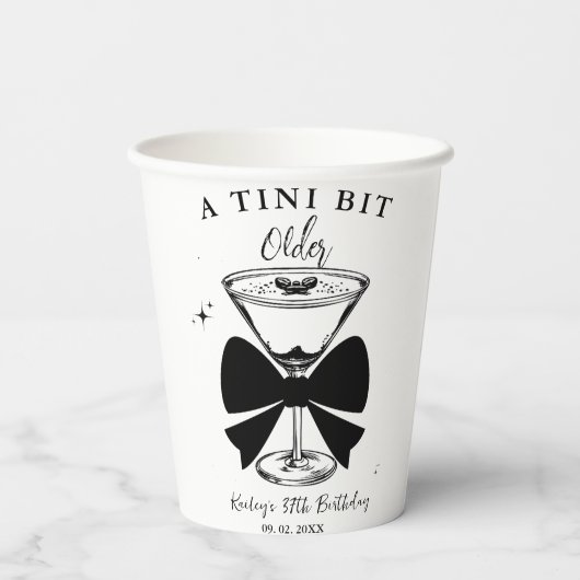 Een klein beetje ouder Martini verjaardagsfeestje Papieren Bekers (Achterkant)