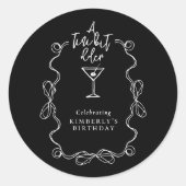 Een klein beetje ouder martini zwart verjaardagsfe ronde sticker (Voorkant)