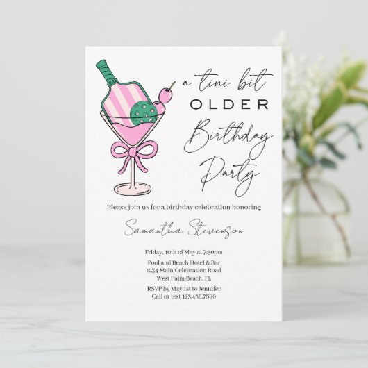 Een klein beetje ouder pickleball thema verjaardag kaart (Staand voorkant)