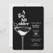 Een klein beetje ouder zwart martini verjaardagsfe kaart (Voorkant)