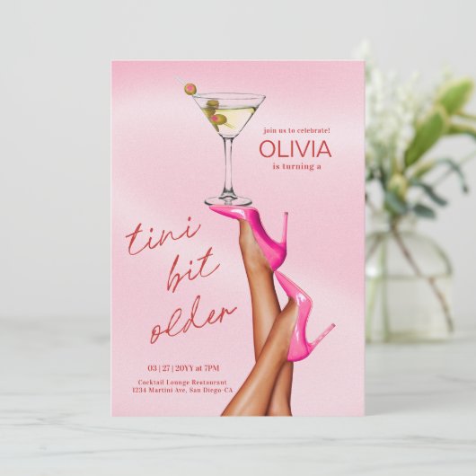 Een klein beetje oudere Martini verjaardagsuitnodi Kaart (Staand voorkant)