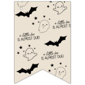 Een klein boek is bijna te wijten aan het branden  vlaggetjes (Eerste vlag)