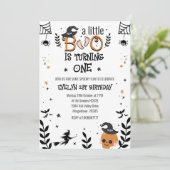 Een klein boekje draait een eerste verjaardag kaart (Staand voorkant)