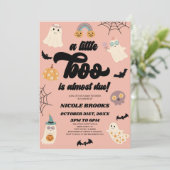 Een klein boekje is bijna klaar! Halloween-Baby sh Kaart (Staand voorkant)