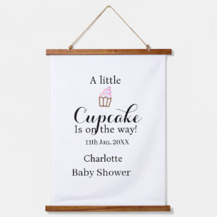 Een klein cupcake is op komst baby shower naam da hangend wandkleed