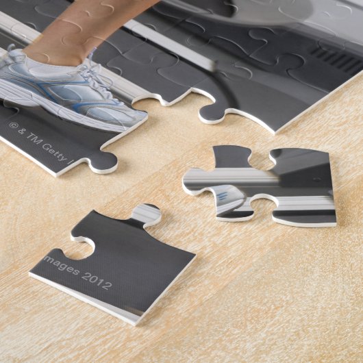 Een klein deel van de vrouwen die op de loopband l legpuzzel (Zijkant)