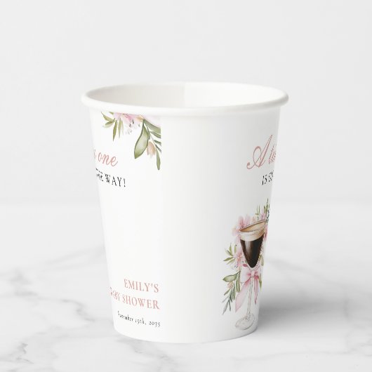 Een klein Espresso Martini Baby shower Papieren Bekers (Links)