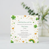 Een klein geluksbrenger is op komst Uitnodiging (Staand voorkant)