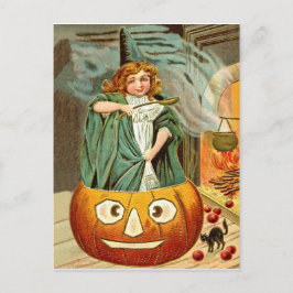 Een klein heksenmeisje kookt op een grote pompoen briefkaart