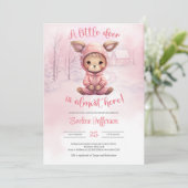 Een klein hertje is bijna hier met roze sweatshirt kaart (Staand voorkant)