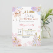 Een klein hertje is onderweg baby shower uit te no kaart (Staand voorkant)