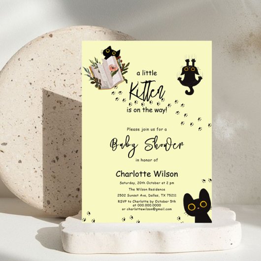 Een klein katje is onderweg naar Schattige kattenB Kaart