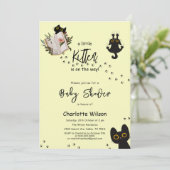 Een klein katje is onderweg naar Schattige kattenB Kaart (Staand voorkant)