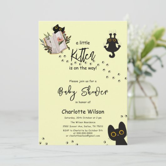 Een klein katje is onderweg naar Schattige kattenB Kaart (Staand voorkant)