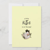 Een klein katje is onderweg naar Schattige kattenB Kaart (Achterkant)