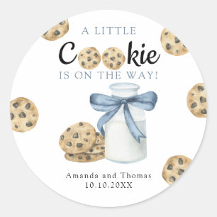 Een klein koekje is onderweg naar het Baby shower Ronde Sticker