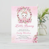 Een klein konijn cute bloem roze baby shower meisj kaart (Staand voorkant)