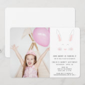 Een klein konijntje heeft een verjaardagskaart kaart (Voorkant / Achterkant)