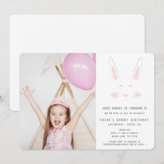 Een klein konijntje heeft een verjaardagskaart kaart (Voorkant / Achterkant)