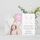 Een klein konijntje heeft een verjaardagskaart kaart (Staand voorkant)