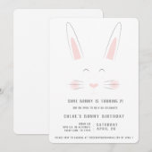 Een klein konijntje heeft een verjaardagsuitnodigi kaart (Voorkant / Achterkant)