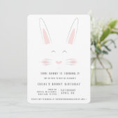 Een klein konijntje heeft een verjaardagsuitnodigi kaart (Staand voorkant)