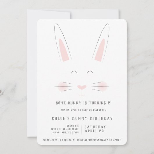 Een klein konijntje heeft een verjaardagsuitnodigi kaart (Voorkant)