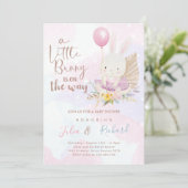 een klein konijntje is onderweg kaart (Staand voorkant)