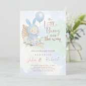 een klein konijntje is onderweg kaart (Staand voorkant)