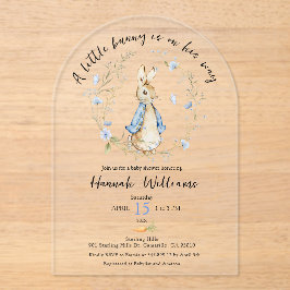 Een klein konijntje is onderweg naar baby shower I Acryl Uitnodigingen