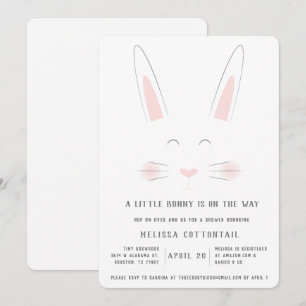 Een klein konijntje is onderweg naar de uitnodigin kaart