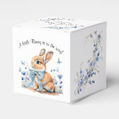 Een klein konijntje is onderweg naar het Baby show Bedankdoosjes (Voorkant Zijde)