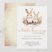 Een klein konijntje is onderweg naar het baby show kaart (Voorkant / Achterkant)