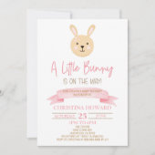 Een klein konijntje is onderweg! Roze Baby shower Kaart (Voorkant)